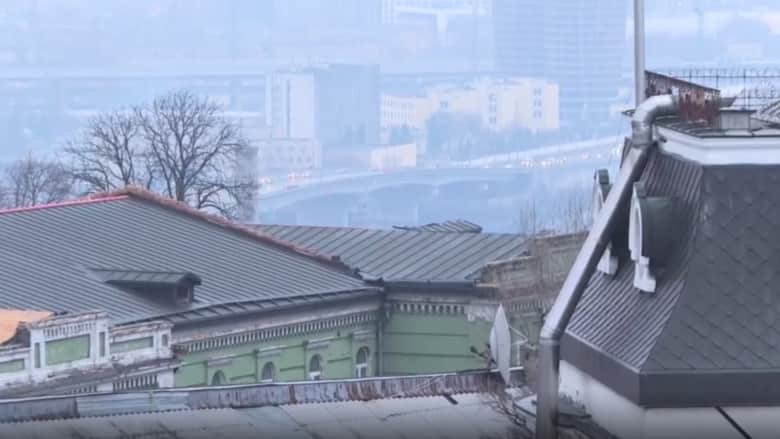 على وقع قصف روسي.. كاميرا CNN ترصد فرارا جماعيا لسكان كييف غربا