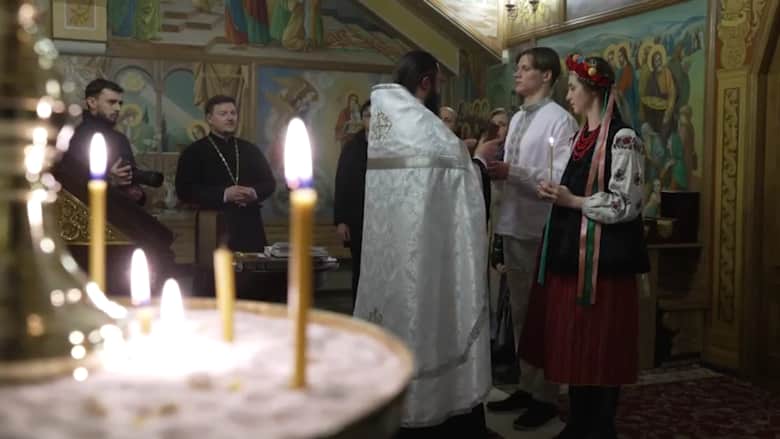 أوكرانيان يسارعان بزفافهما على صوت صافرات الإنذار بدلا من أجراس الكنائس