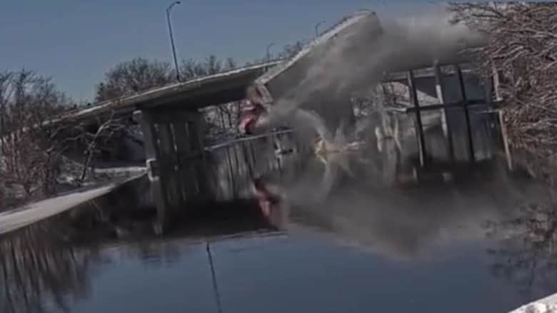 غرقت بثوان.. كاميرا ترصد لحظة سقوط شاحنة من ارتفاع شاهق في مياه نهر