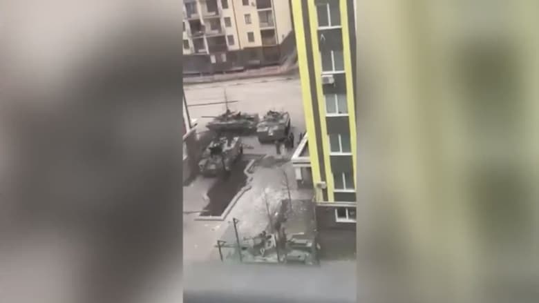 شاهد.. أوكراني يصور من شقته دبابات روسية تنتشر بين المنازل غرب كييف