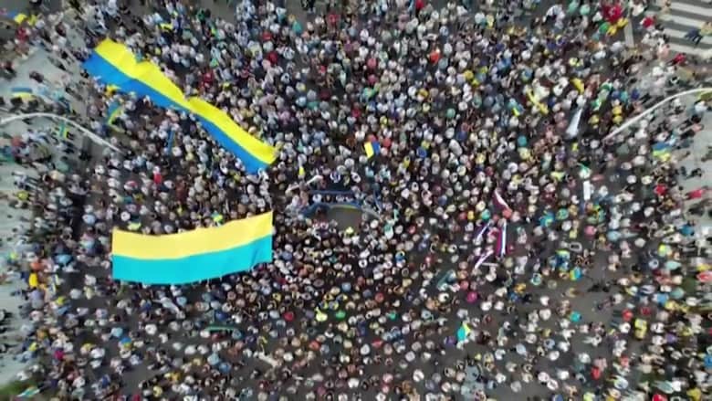 من باريس إلى بوينس آيرس.. هكذا يتظاهر الناس حول العالم دعمًا لأوكرانيا