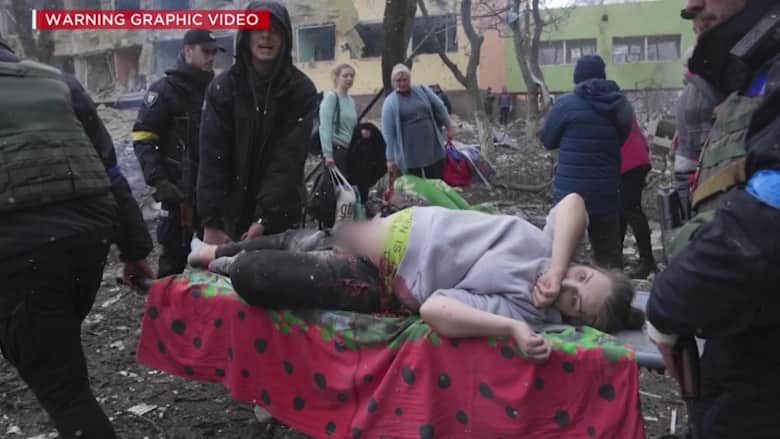 وفاة امرأة حامل وجنينها تسلط الضوء على وحشية الغزو الروسي لأوكرانيا