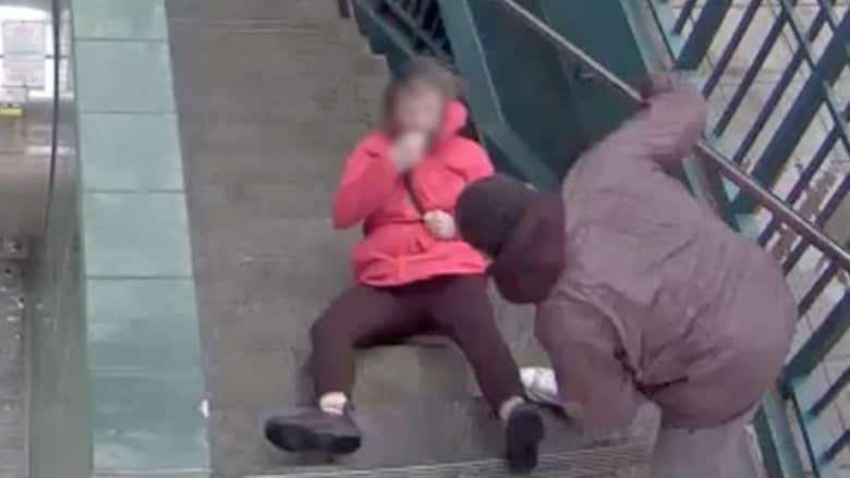 طرحها أرضا ودفعها عن الدرج.. فيديو يوثق لحظة تعرض إمرأة لهجوم مباغت