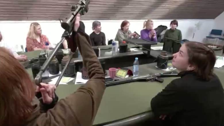 استعدادًا للدفاع عن أنفسهن وبلادهن.. نساء استونيا يحملن السلاح تحسبًا لهجوم عسكري محتمل