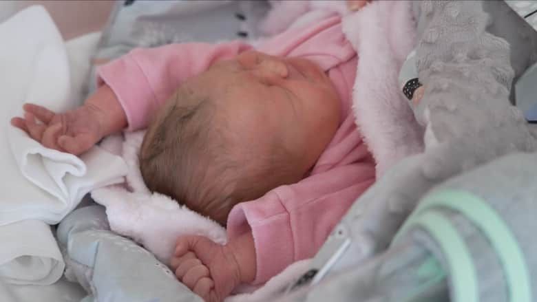 مئات الكيلومترات تفصلهم عن وطنهم.. أطفال يولدون في مستشفى بولندي يُعنى بالنساء الأوكرانيات الحوامل