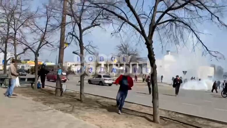 كاميرا تُظهر كثافة إطلاق نار وانفجارات لتفريق متظاهرين في بلدة تسيطر عليها روسيا