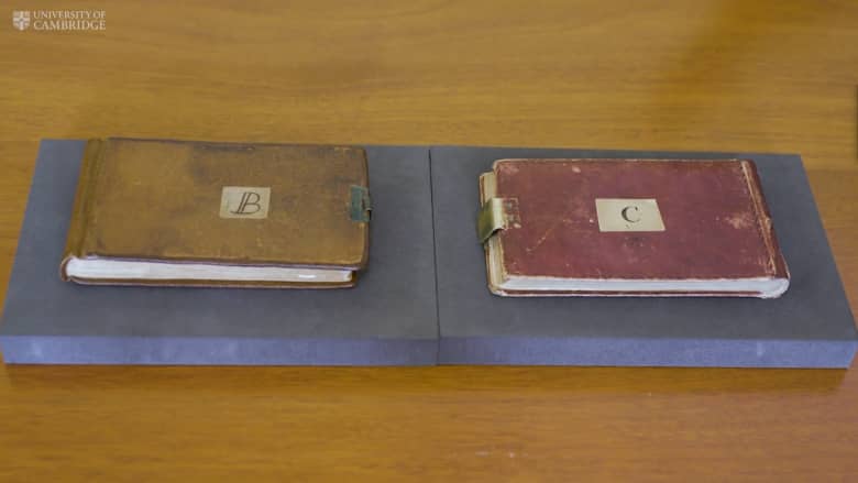 إعادة دفترين لتشارلز داروين بعد اختفائهما مع ملاحظة غامضة.. ماذا جاء فيها؟