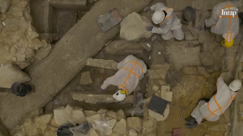 منها تماثيل ومقابر عمرها قرون.. شاهد الكنوز التي اكتشفها علماء الآثار مدفونة تحت كاتدرائية نوتردام