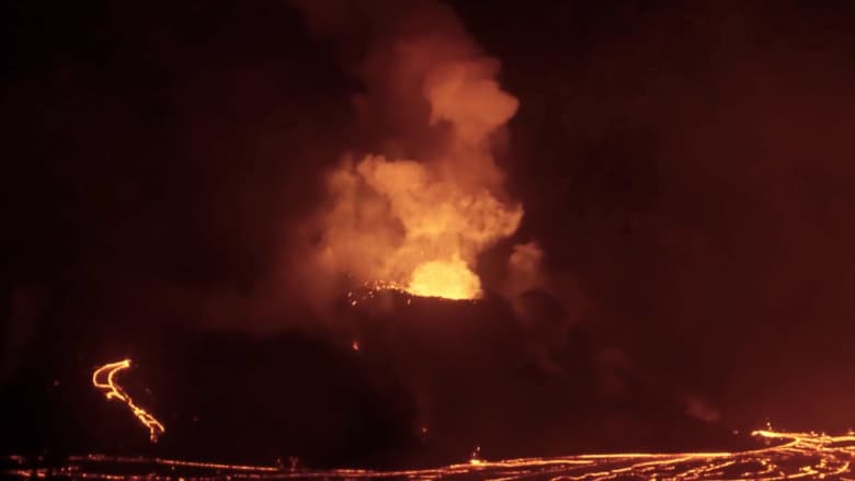 شاهد.. انفجارات بركانية تخلق بحيرات من الحمم البركانية المذهلة