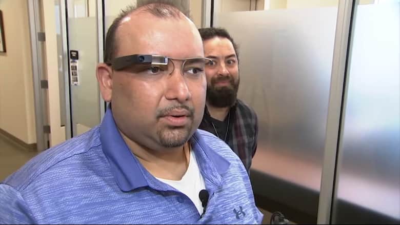 شاهد.. نظارات عالية التقنية تستخدم الذكاء الاصطناعي لمساعدة المكفوفين لقراءة أكثر من 60 لغة مختلفة