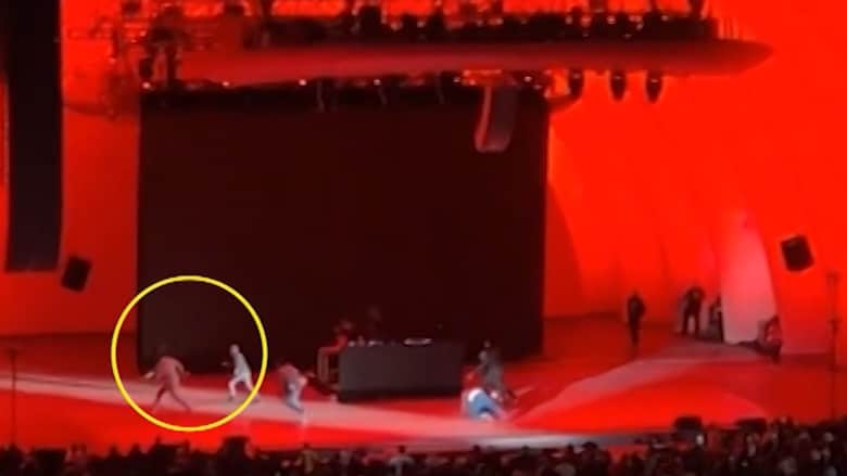 بالفيديو.. الكوميدي دايف شابيل يتعرض لهجوم أثناء أدائه على المسرح