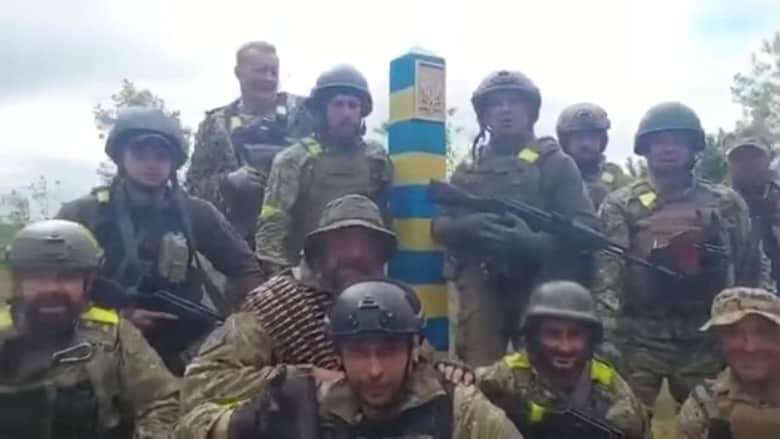 لحظة وصول وحدة عسكرية أوكرانية إلى حدود روسيا.. وهذه رسالتهم إلى زيلينسكي