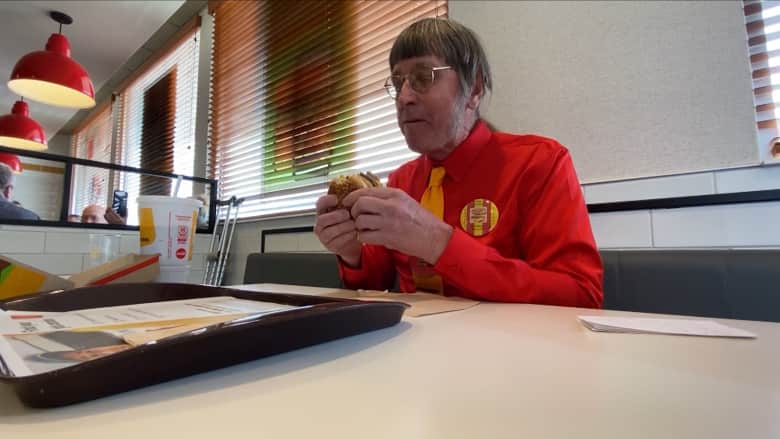طوال 50 سنة يأكل الـ"بيغ ماك" يوميًا من ماكدونالدز.. كيف أثر ذلك على صحته؟