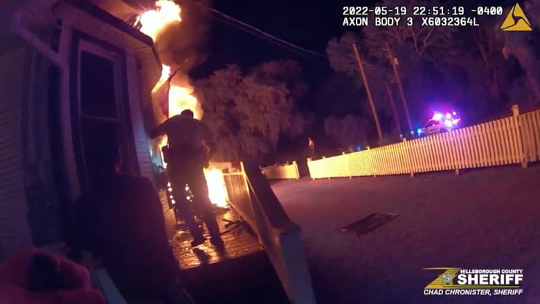 شاهد.. كاميرا ضابط شرطة توثق لحظة إنقاذه لطفل من منزل محترق