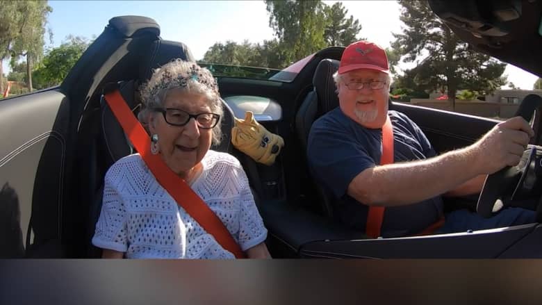 لطالما أرادت أن تركب سيارة مكشوفة.. شاهد رد فعل هذه الجدة عندما فاجأتها عائلتها بحلم حياتها بمناسبة عيد ميلادها الـ100