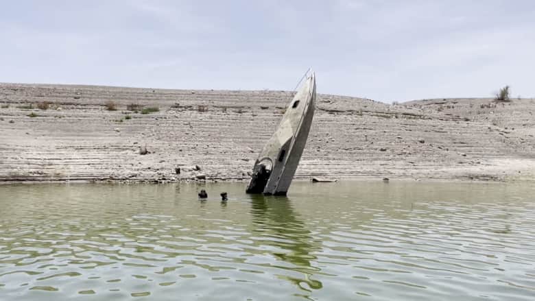 بشكل مفاجئ.. الجفاف الشديد يؤدي إلى ظهور قارب قديم وغامض وسط بحيرة أمريكية