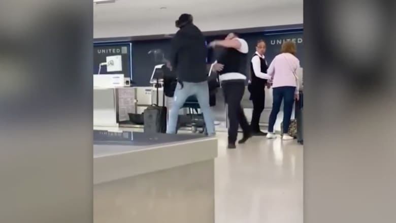 صفع وعراك.. شاهد لاعب كرة قدم أمريكي ينهال بالضرب على موظف شركة طيران في مطار نيوارك