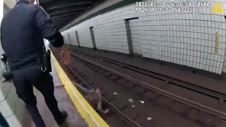 كاميرا توثق لحظة إنقاذ ضابطي شرطة لرجل كفيف سقط على سكة مترو أنفاق قبل وصول القطار للمحطة