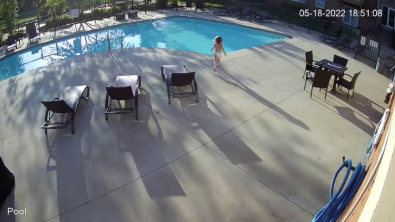 كاميرا مراقبة ترصد لحظة سقوط طفل في بركة سباحة.. شاهد ما حدث له