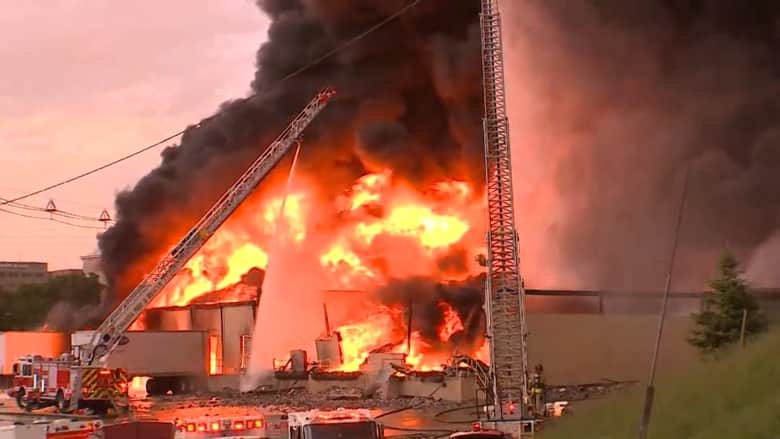 شاهد.. لقطات حية لحريق هائل في مصنع كيماويات بولاية أمريكية