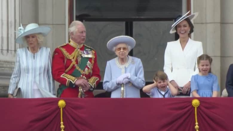فيديو يرصد رد فعل طريف للأمير لويس لحظة مرور مقاتلات فوق ملكة بريطانيا