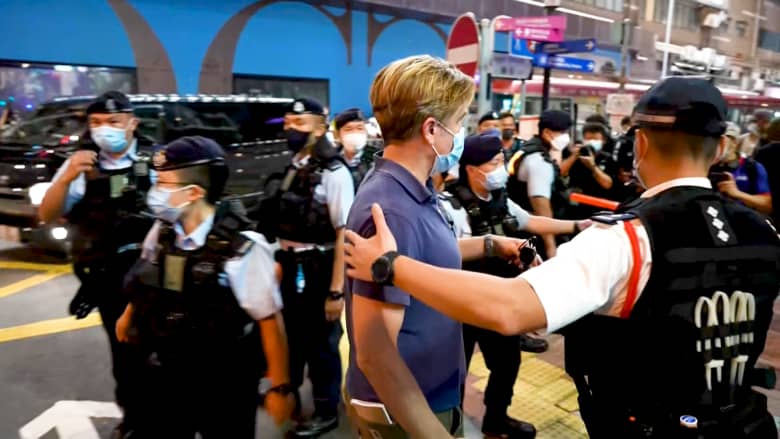 شاهد ما فعلته شرطة هونغ كونغ لطاقم CNN أثناء البث