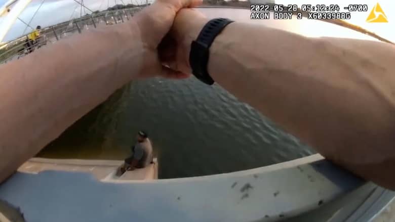 كاميرا ضباط شرطة توثق لحظات غرق رجل طلب المساعدة.. ولم يتدخلوا لإنقاذه