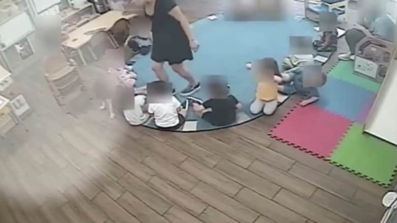 داست على أصابع طفل وركلت أخرى في ظهرها.. فيديو يوثق إساءة معلمتين للأطفال في حضانة