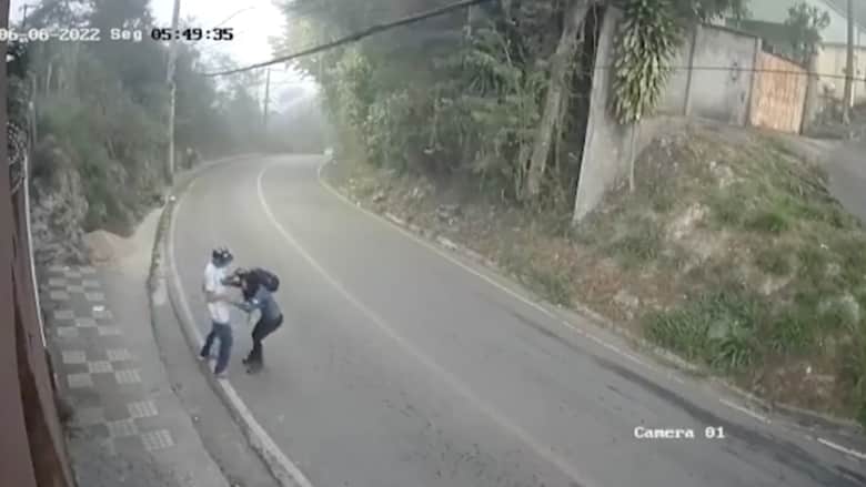 كاميرا مراقبة ترصد رجلًا يعتدي على امرأة في وضح النهار.. وجاء الرد سريعًا