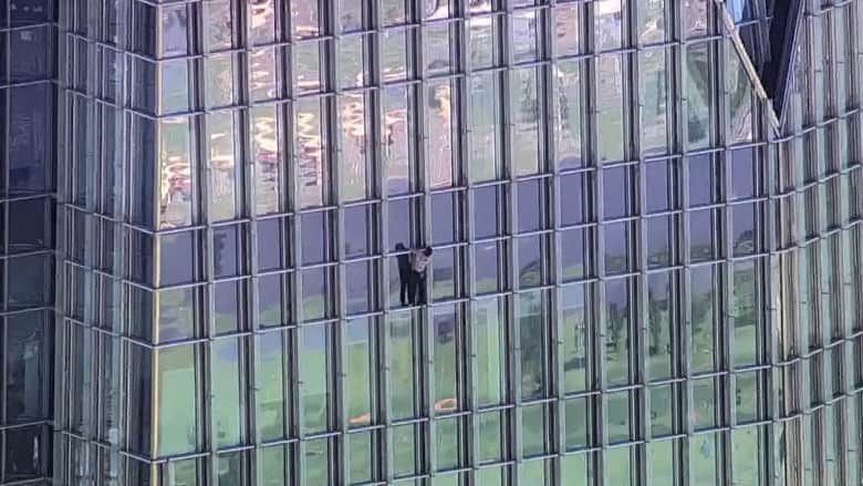 شاهد.. كاميرا جوية ترصد الرجل العنكبوت يتسلق برجًا في مدينة أوكلاهوما