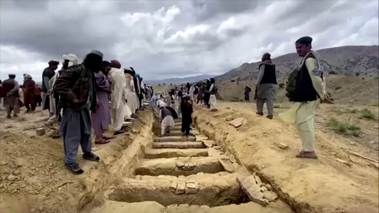 قبر تلو الآخر.. فيديو صادم يوثق حفر مقابر جماعية في أفغانستان