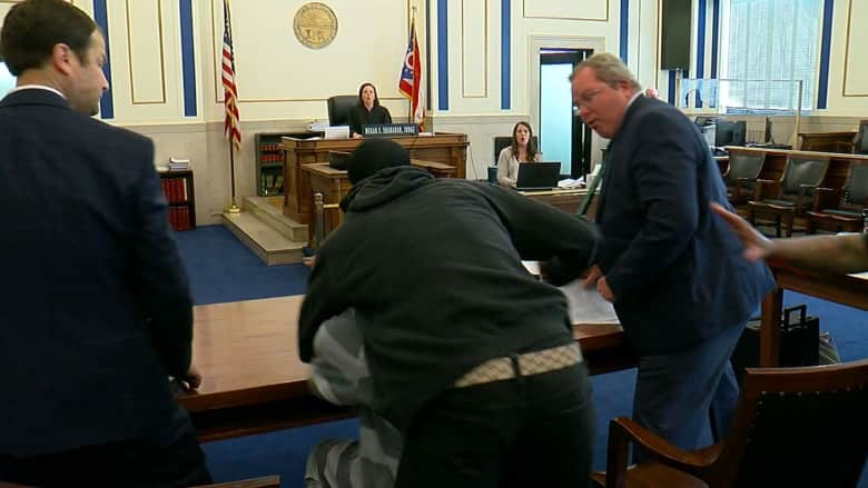 مسددًا له لكمات عنيفة داخل قاعة المحكمة.. كاميرا ترصد هجوم أب مفجوع على قاتل طفله ووالدته