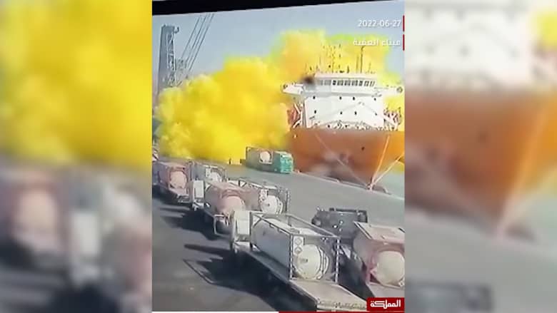شاهد.. لحظة سقوط وانفجار صهريج غاز سام في ميناء العقبة بالأردن