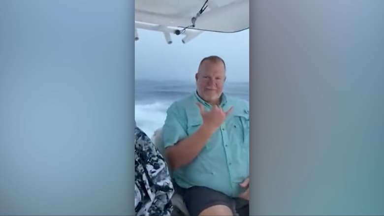 شاهد ما حدث لركاب على متن قارب صيد وسط المحيط.. لحظة ضربته صاعقة