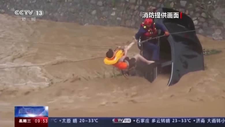 شاهد.. إنقاذ امرأة من سيارة غمرتها الأمطار خلال إعصار تشابا في الصين