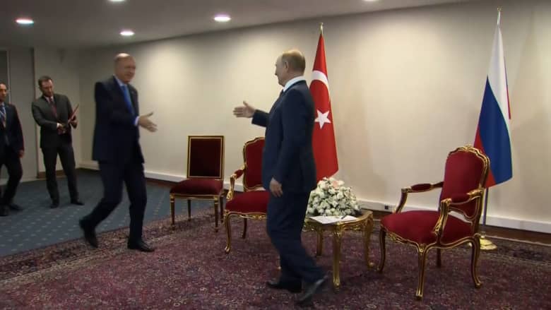 بعدما انتظره قرابة دقيقة.. شاهد تقدم بوتين خطوات للسلام على أردوغان في طهران