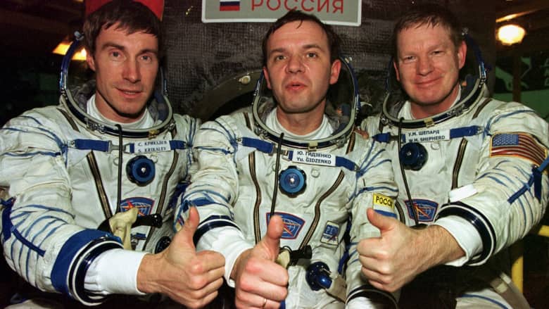 من “الخزنة“.. تغطية CNN لعملية صعود الطاقم الأمريكي الروسي الأول إلى محطة الفضاء الدولية عام 2000