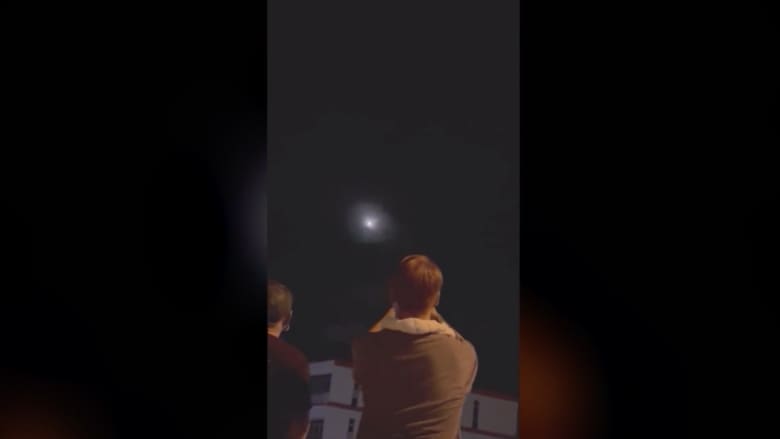 فيديو يظهر لحظة اختراق حطام الصاروخ الصيني الغلاف الجوي