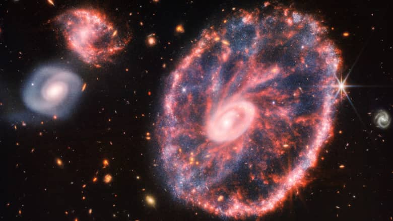 تبعد أكثر من 500 مليون سنة ضوئية.. شاهد مجرة "عجلة العربة" في أجمل منظر