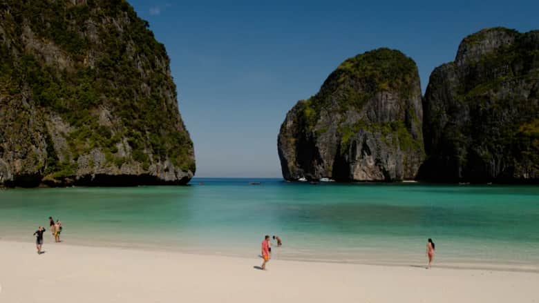 دمره السياح.. إعادة افتتاح أشهر خليج في تايلاند بعد إنقاذه من كارثة بيئية
