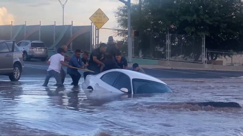 في اللحظة الأخيرة.. كاميرا ترصد إنقاذ امرأة من سيارتها العالقة في حفرة قبل الغرق