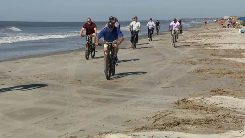 شاهد.. بايدن يفر من أسئلة الصحفيين لدى ركوبه دراجة هوائية على شاطئ