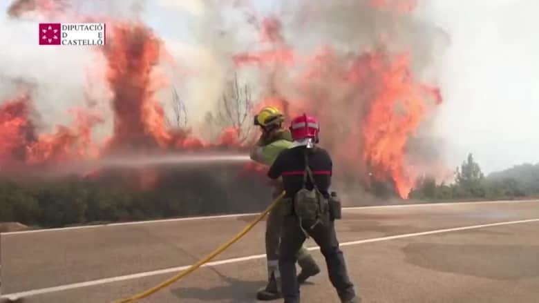شاهد.. رجال الإطفاء الإسبان يكافحون حرائق الغابات الخطيرة في فالنسيا