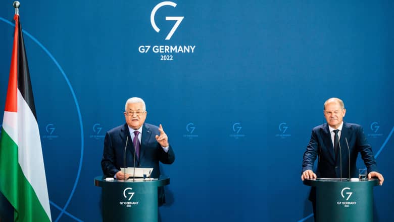 تصريحاته أثارت عاصفة من الجدل.. ماذا قال عباس عن الهولوكوست خلال زيارته ألمانيا؟