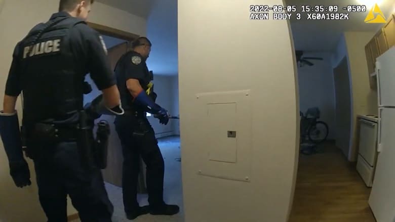 فيديو يثير الضحك.. ضباط شرطة يقبضون على ديك رومي اقتحم منزلا وسبب الفوضى