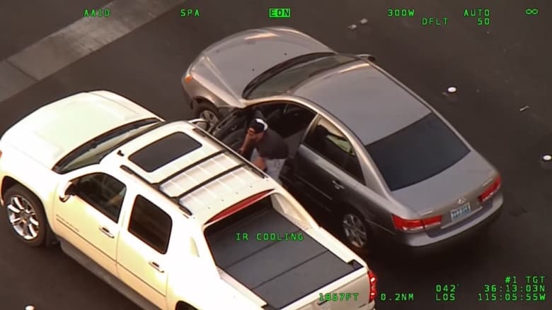فيديو يُظهر مسلحًا يسرق سيارة في وضح النهار ويصطدم بكامل سرعته بسيارة الشرطة مباشرة