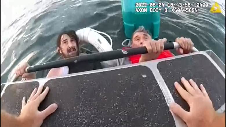 “لا أستطيع الصمود“.. شاهد هذا الإنقاذ المذهل لأب وابنه من الماء بعد غرق قاربهما