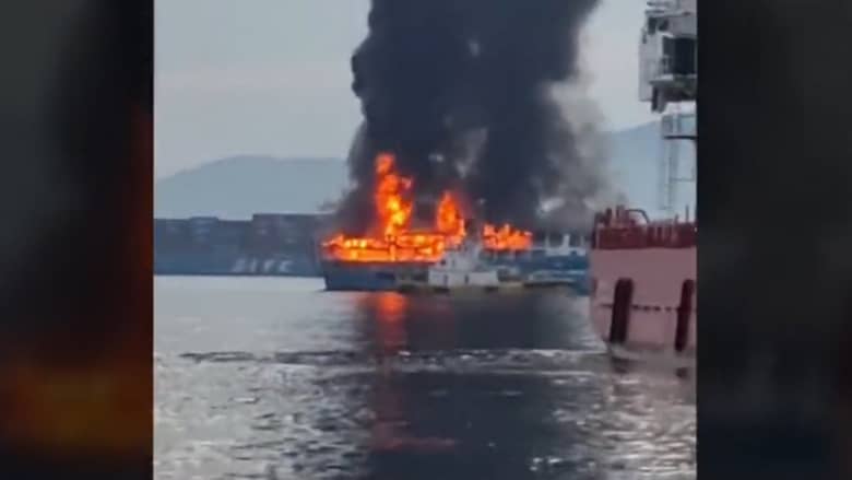 كاميرا توثق لحظات مرعبة لاندلاع حريق هائل على متن سفينة ركاب في البحر