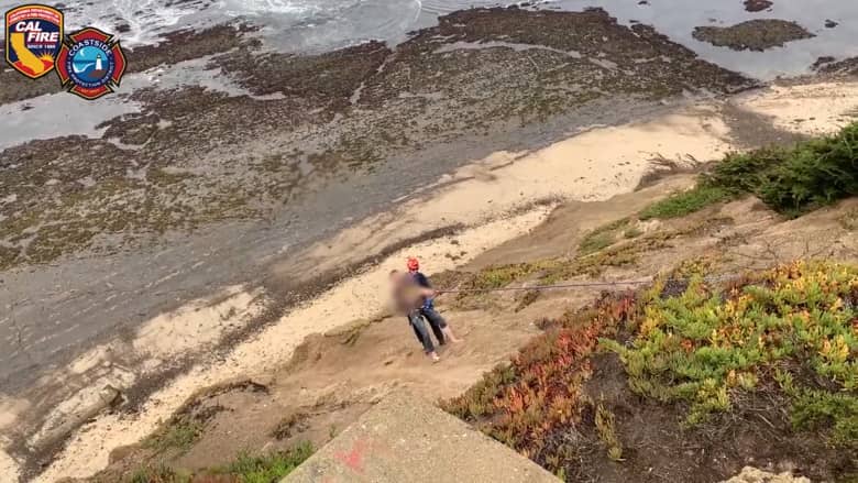 شاهد لحظة إنقاذ رجل سقط من منحدر على ارتفاع 100 قدم بولاية كاليفورنيا