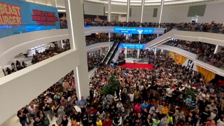 فوضى عارمة وتوافد مئات الأشخاص لمركز تسوق في نيو جيرسي.. شاهد السبب